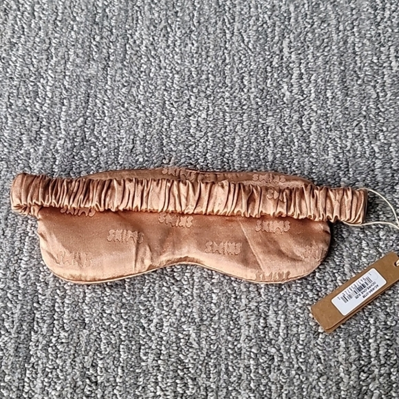 NWT SKIMS Soft Satin Jacquard Eye Mask, Color Ochre - Picture 4 of 6